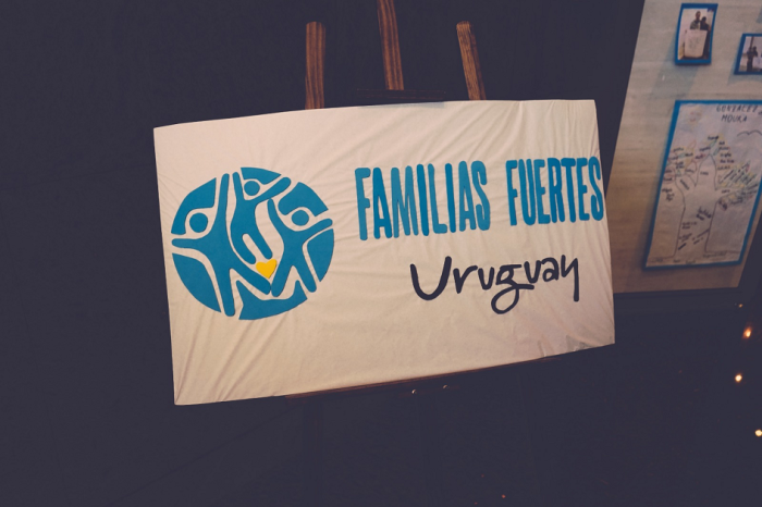 Logo de Familias fuertes Uruguay