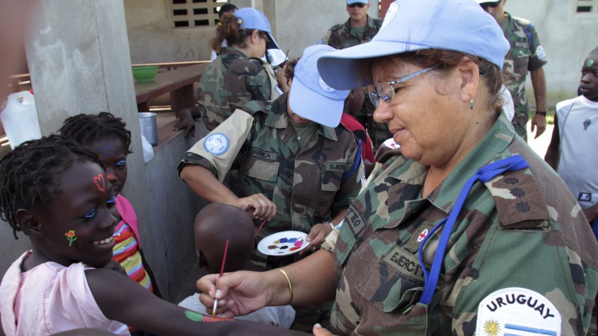 Militar con niños en Misiones de Paz