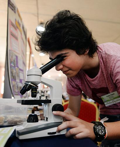 Joven por microscopio