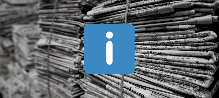 Fondo de diarios blanco y negro,ícono de información azul