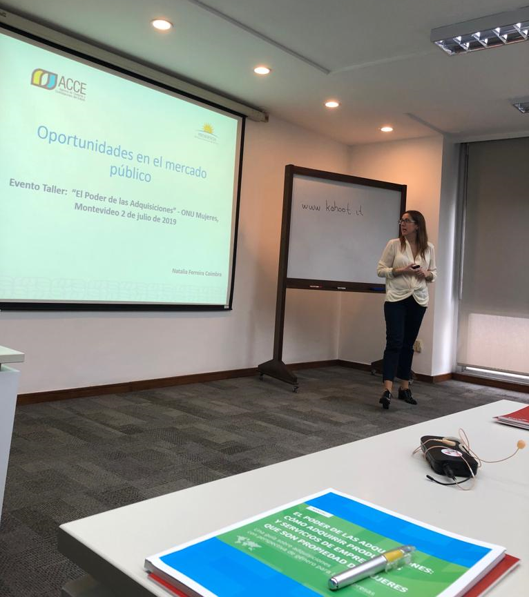 La Ec. Natalia Ferreira, Gerente de Regulación de ACCE, expone sobre herramientas de contratación pública. Salón de conferencias con expositora presentando.