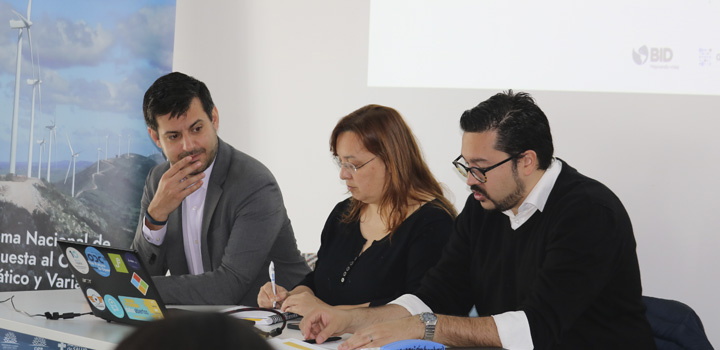 Foto de autoridades en la apertura del taller Foto de autoridades en la apertura del taller