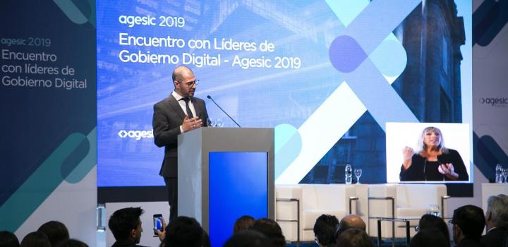 Juan Andrés Roballo, prosecretario de Presidencia de la República, dando la bienvenida al Encuentro con líderes de Gobierno Digital.