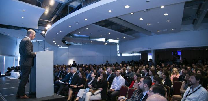 Juan Andrés Roballo, prosecretario de Presidencia de la República, dando la bienvenida al Encuentro con líderes de Gobierno Digital.