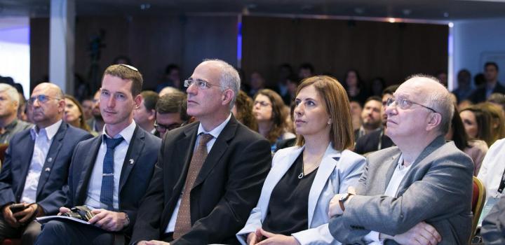 José Clastornik junto a Gila Gamiel, ministra de Igualdad Social de Israel, y miembros de la delegación de este país.