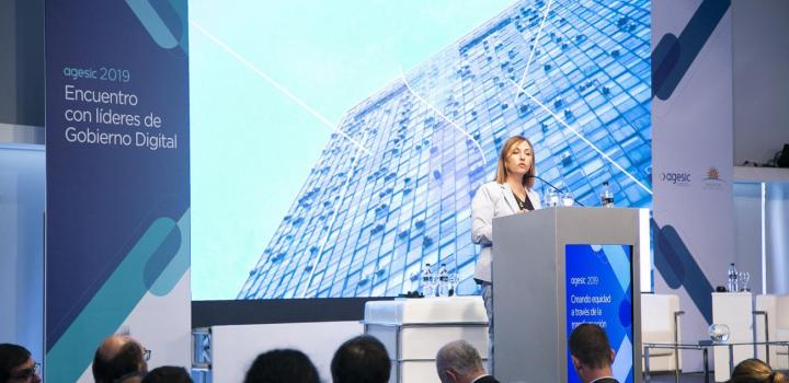 Gila Gamiel, ministra de Igualdad Social de Israel, dando su charla “Creando equidad a través de la transformación digital”.
