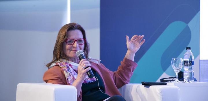 Cristina Zubillaga, coordinadora de la Agenda Digital de Agesic, moderando una de las charlas.