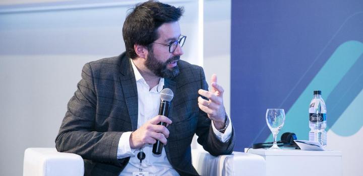 Santiago Paz, director de Seguridad de la Información de Agesic, moderando una de las charlas.