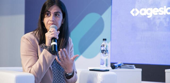 Laura Rodríguez, subdirectora del área Tecnologías de la Información de Agesic y coordinadora del Grupo de Trabajo Datos 360° del D9, moderando la charla sobre Datos 360°.