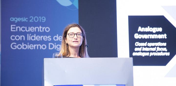 Bárbara Ubaldi, líder de Gobierno Digital de OCDE, abriendo la charla “La próxima frontera para los servicios de gobierno”.