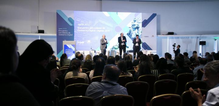 José Clastonik, Jorge Abin De María y Víctor Villar, miembros del Consejo Directivo Honorario de Agesic, en el cierre al Encuentro con líderes de Gobierno Digital.