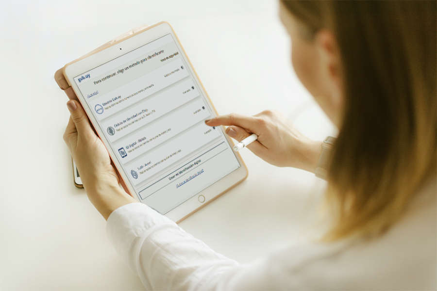Una persona con una tablet navegando en los métodos de identificación digital
