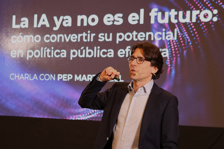 Pep Martorell exponiendo en el escenario