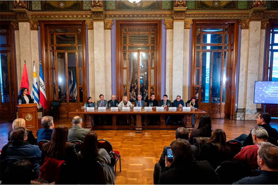 Autoridades en la mesa de presentación del lanzamiento de la consulta pública