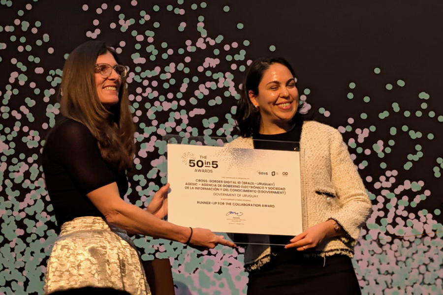 Lindsey Crumbaugh (Co-Develop) entrega el certificado a María Noel Beretta (Gobierno de Uruguay)