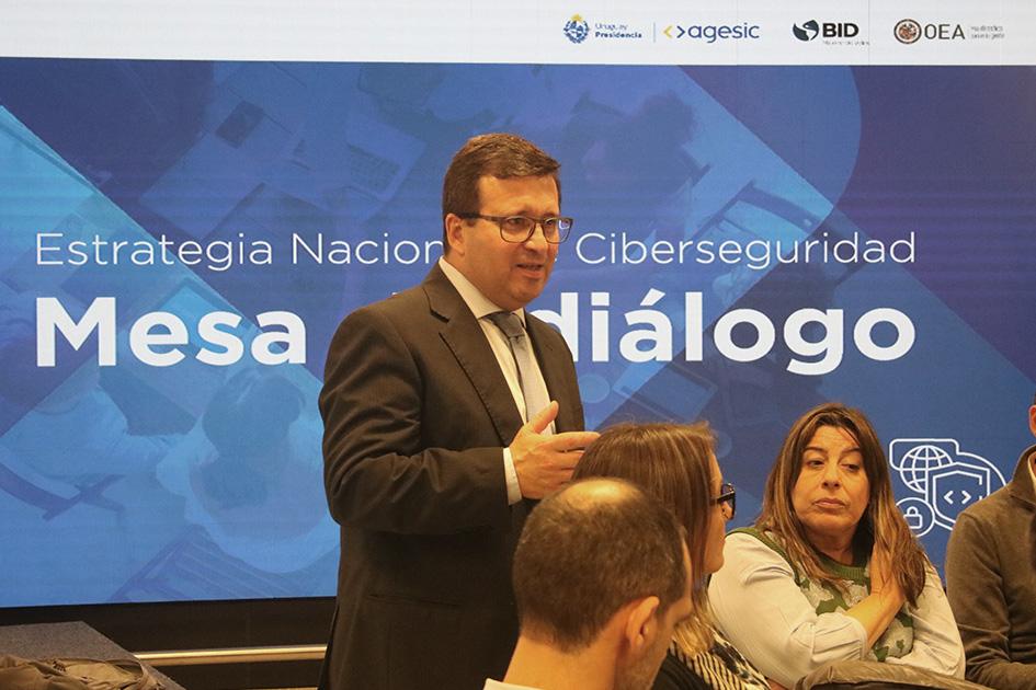 Mauricio Papaleo, director del área Seguridad de la Información de Agesic Mauricio Papaleo explicando una idea en las mesas de diálogo sobre ENC