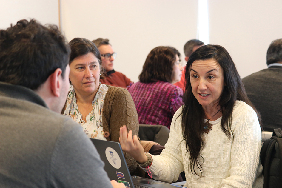 Encuentros de tecnologías de la información Personas en las mesas de trabajo participando del Encuentro de TI interactuando