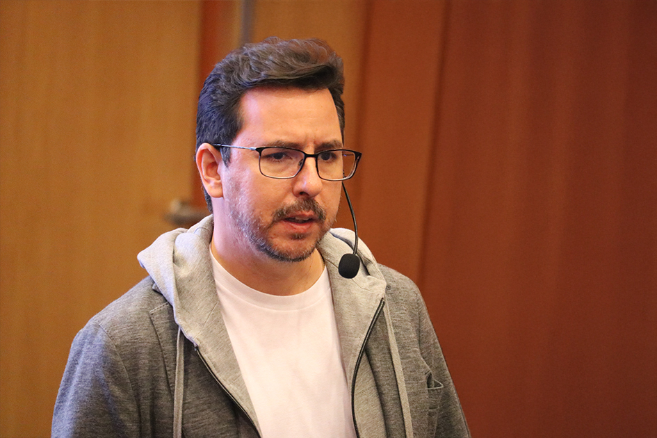 Imagen modificada con herramientas de IA generativa - Andres Velazquez, presidente en MaTTica. Andres Velazquez, presidente y director de Investigaciones Digitales, MaTTica exponiendo.