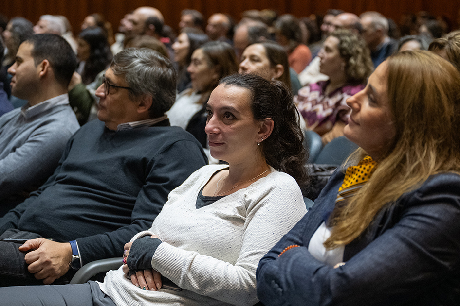 Foto: Intendencia de Montevideo. Estado + IA: ciclo de innovación Personas sentadas en las butacas mirando al frente.