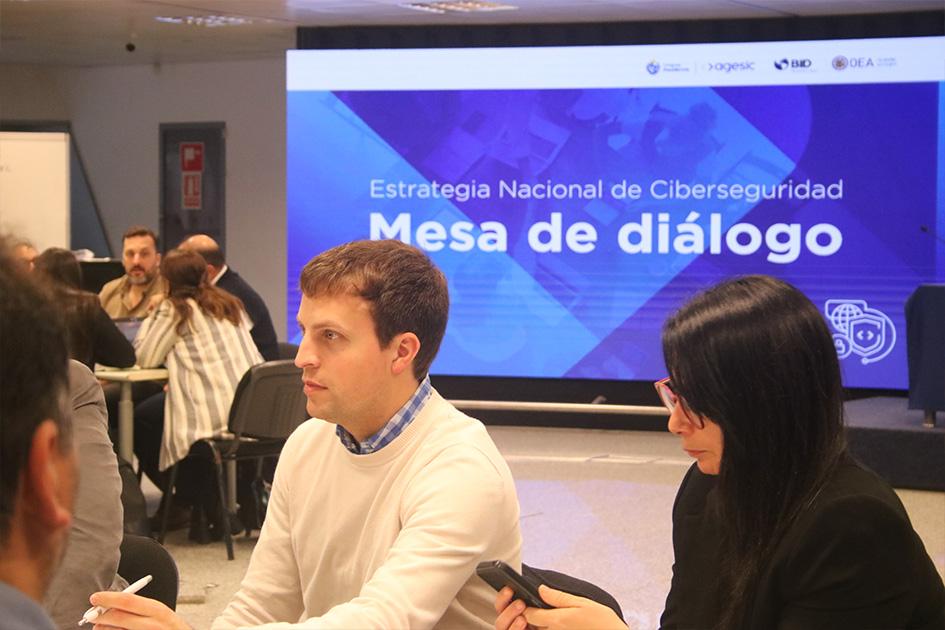 Participantes de las mesas de diálogo Personas prestando atención a la explicación que un integrante de la mesa de diálogo está brindando