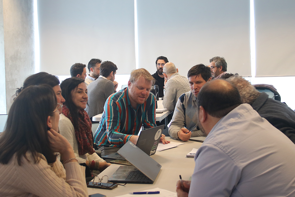 Encuentros de tecnologías de la información Personas en las mesas de trabajo participando del Encuentro de TI debatiendo sobre un tema