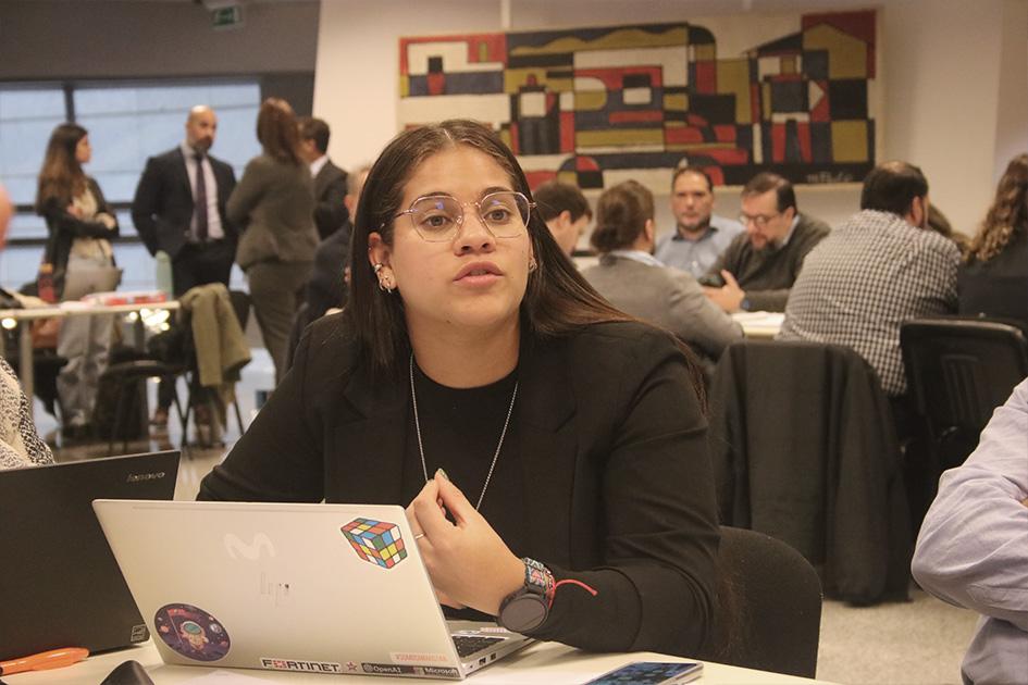 Participantes de las mesas de diálogo Persona explicando su punto de vista a otros integrantes de las mesas de diálogo