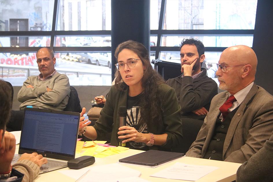Participantes de las mesas de diálogo Personas utilizando post-it en las mesas de diálogo para intercambiar ideas