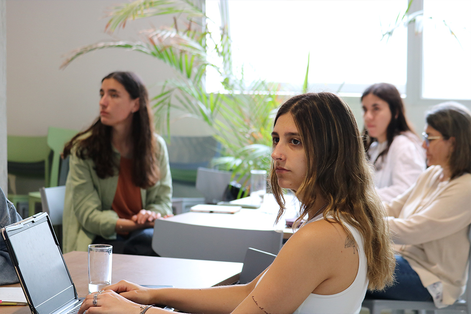Personas escuchando las presentaciones en la primera jornada del Datacamp.