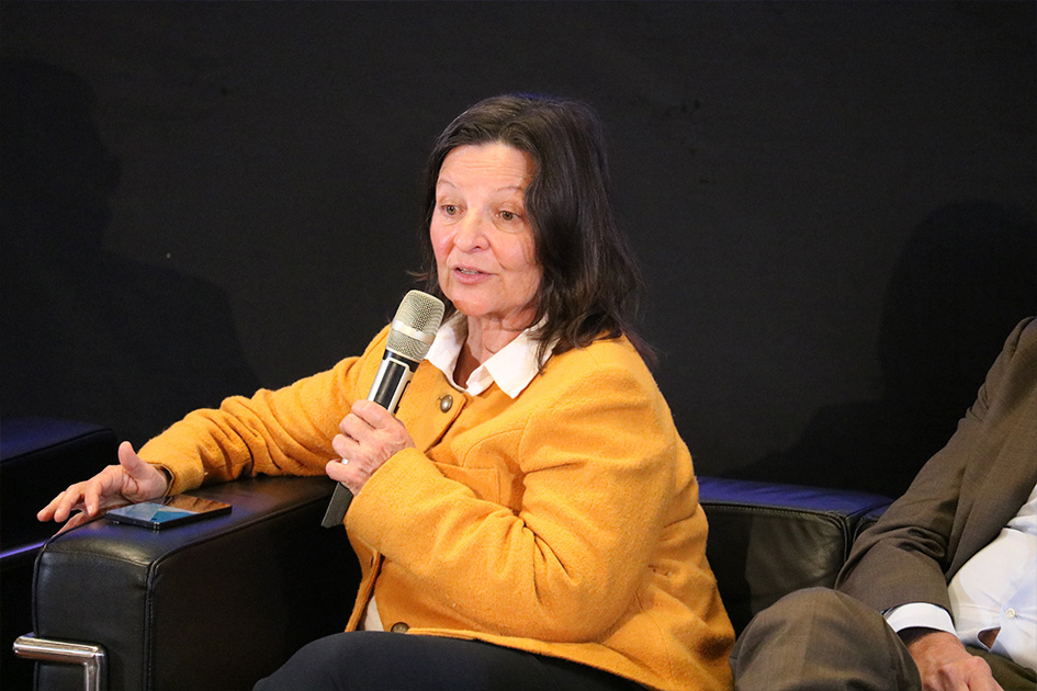 Cristina Zubillaga, directora ejecutiva de Agesic Cristina Zubillaga moderando el panel y realizando las preguntas