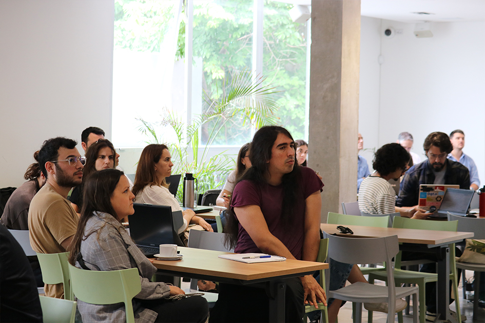 Personas mirando al frente.