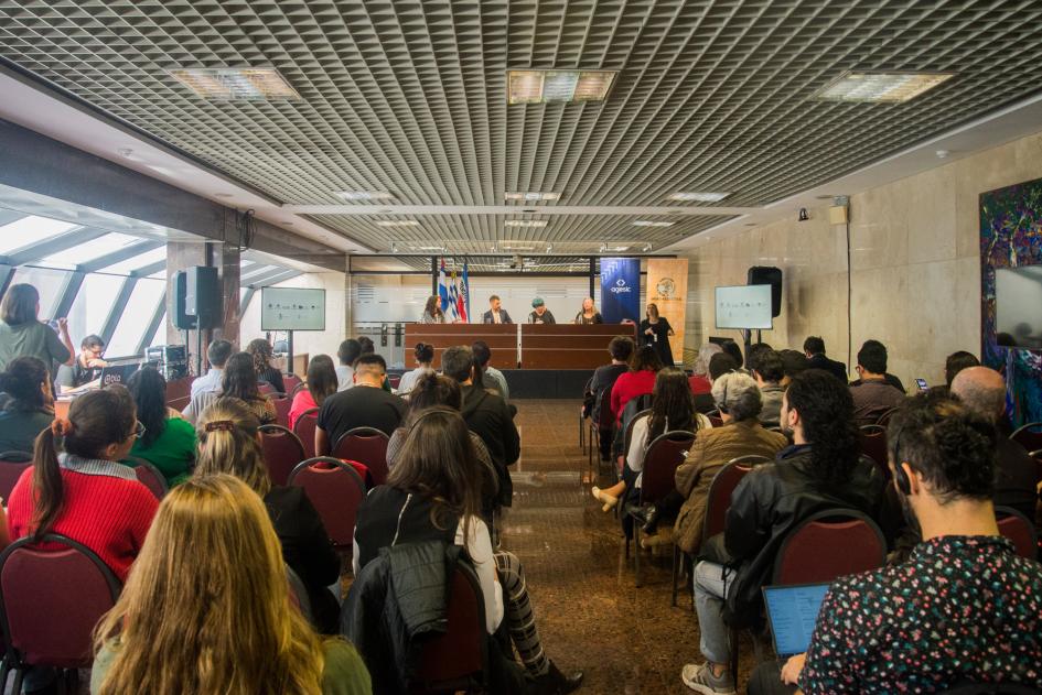 Público en el conversatorio sobre "Inteligencia artificial y sociedad del conocimiento" Público en el conversatorio sobre "Inteligencia artificial y sociedad del conocimiento"