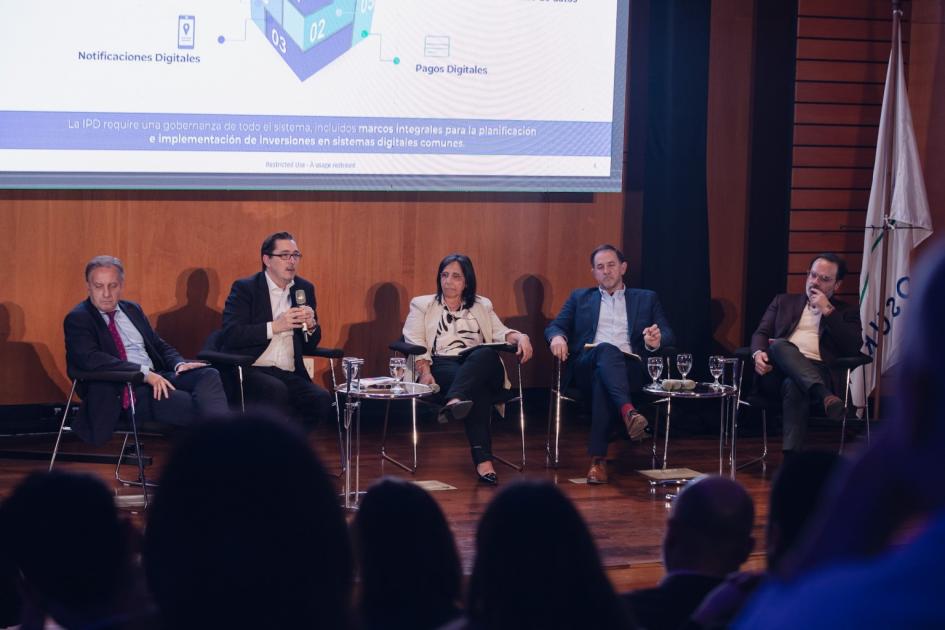 Panel internacional "Impacto y desafíos de la transformación digital” Integrantes del Panel internacional "Impacto y desafíos de la transformación digital”