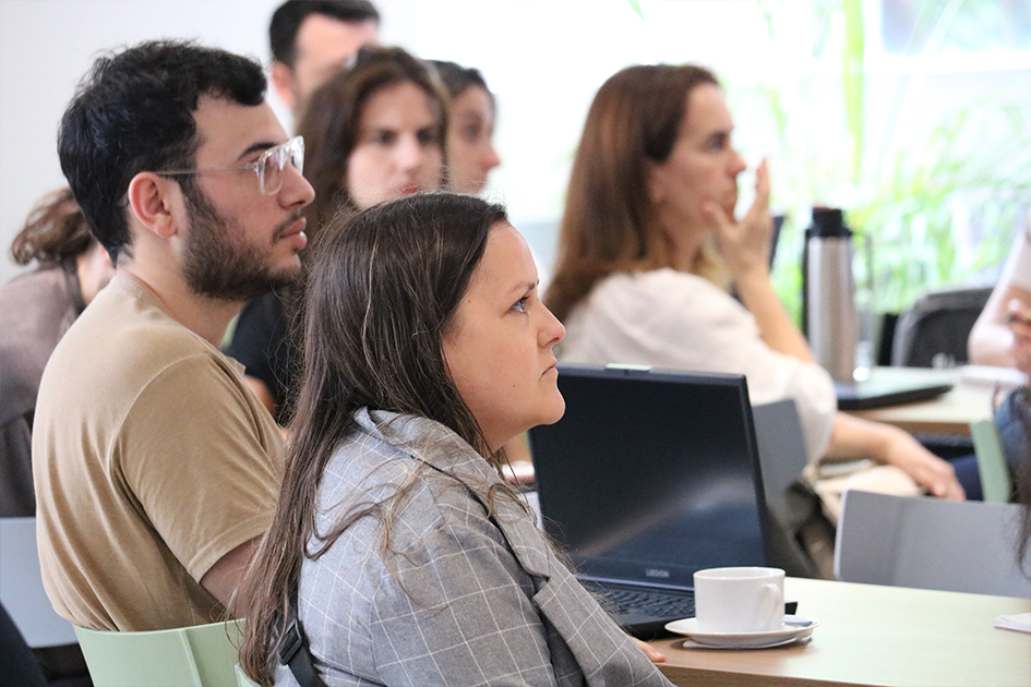 Personas escuchando con atención las presentaciones.