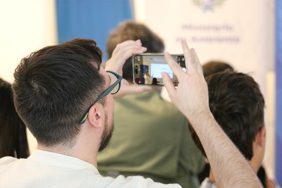 Persona sacando una foto con un celular.