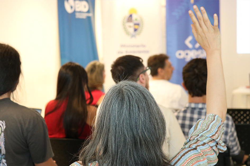 Persona levantando la mano para participar.