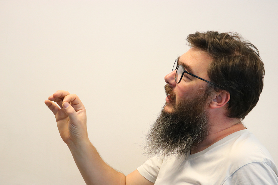 Persona participando y brindando su opinión.