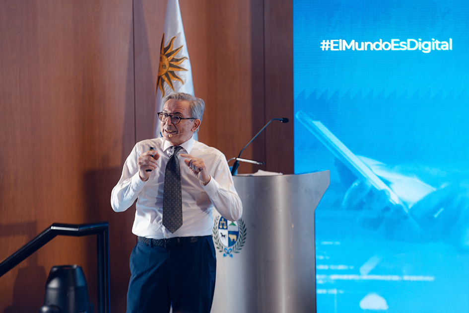 Fernando de Pablo, director general de la Oficina del Ayuntamiento de Madrid presenatando