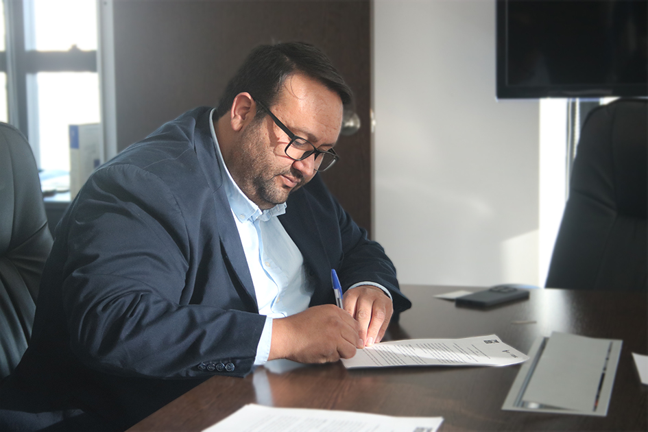 Enzo Molina, presidente de la Junta Departamental de Salto. Enzo Molina, presidente de la Junta Departamental de Salto firmando el convenio.