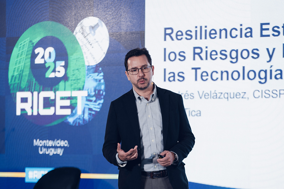Andrés Velázquez, presidente y fundador de MaTTica Andrés Velázquez, presidente y fundador de MaTTica exponiendo