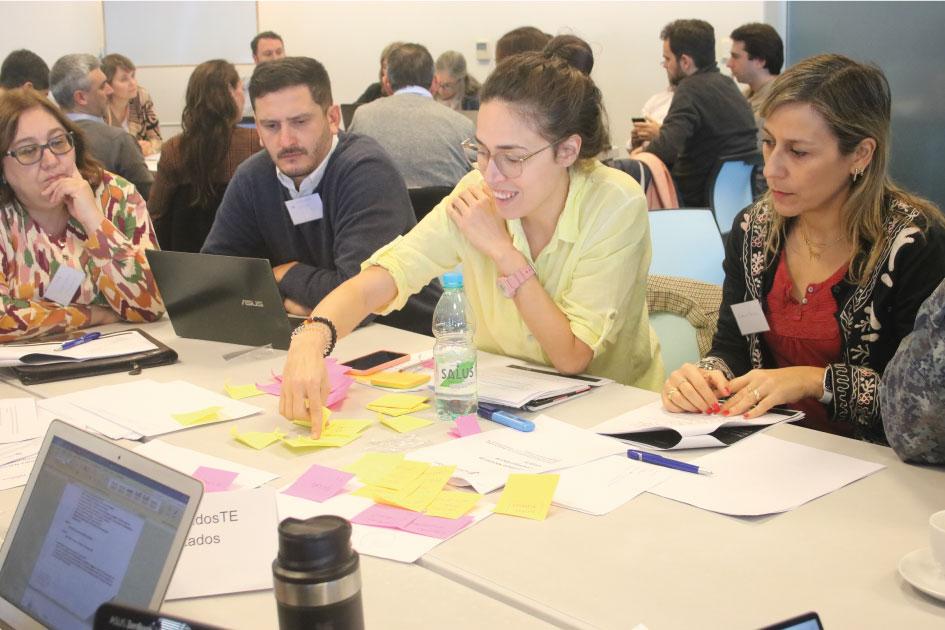 Participantes de las mesas de diálogo Personas utilizando post-it en las mesas de diálogo para intercambiar ideas