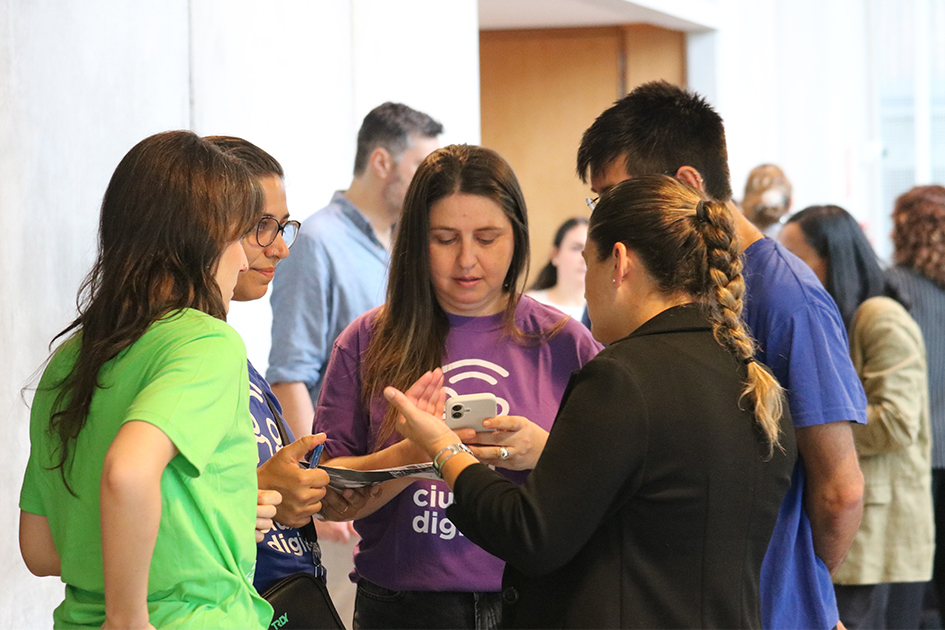 Feria de Mentorías en Ciberseguridad. Personas conversando en la Feria de Mentorías en Ciberseguridad.
