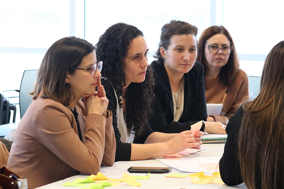 Encuentro con laboratorios de innovación pública Personas conversando