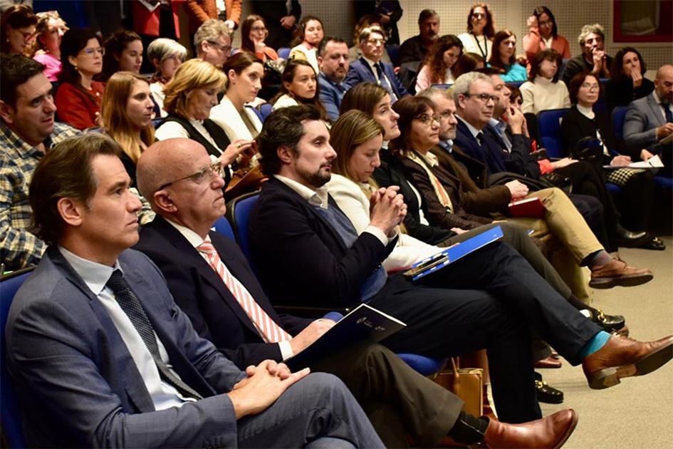 Presentación de Buenas prácticas de la cooperación internacional de Uruguay Personas escuchando la presentación de Buenas prácticas de la cooperación internacional