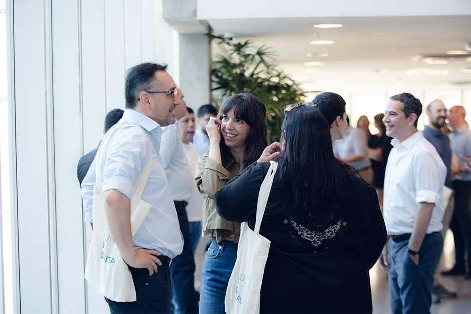 Personas en el lobby del evento