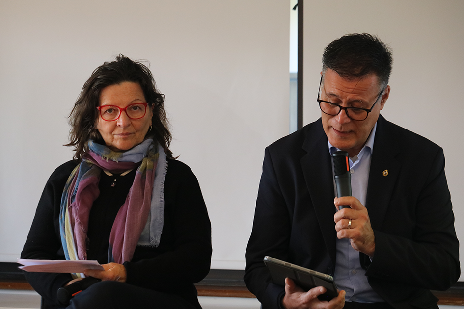 Pablo Siris abriendo la presentación acompañado de Cristina Zubillaga.