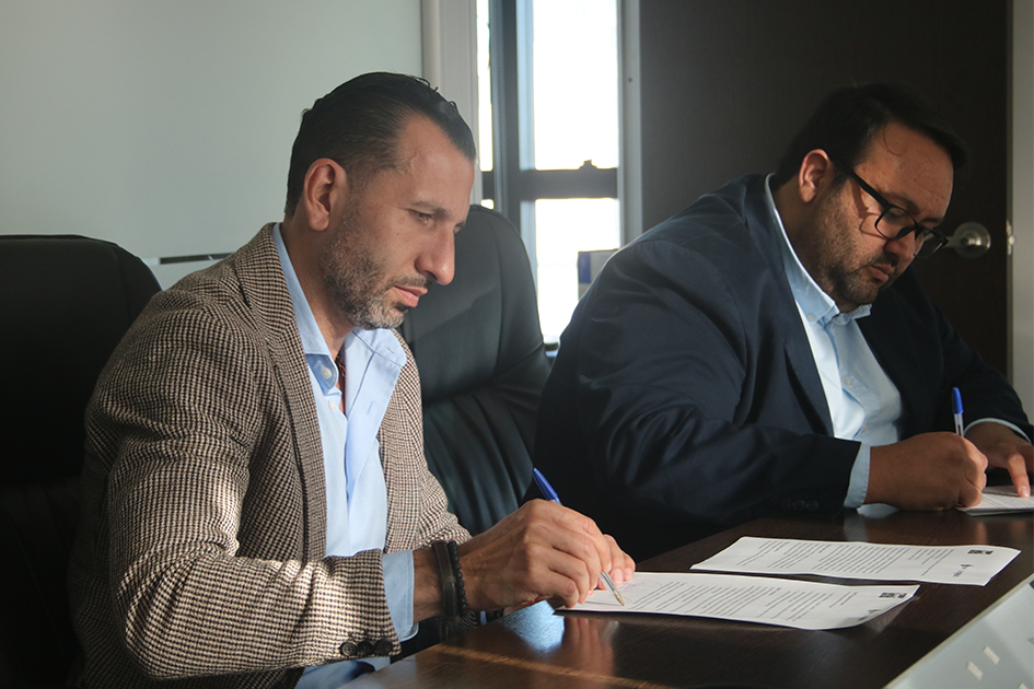 Pablo Perna, secretario general de la Junta Departamental de Salto. Pablo Perna, secretario general de la Junta Departamental de Salto firmando el convenio.