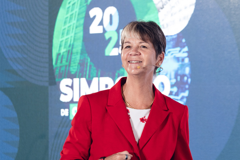Renee Wynn, exdirectora de información de la NASA Renee Wynn, exdirectora de información de la NASA realizando una ponencia