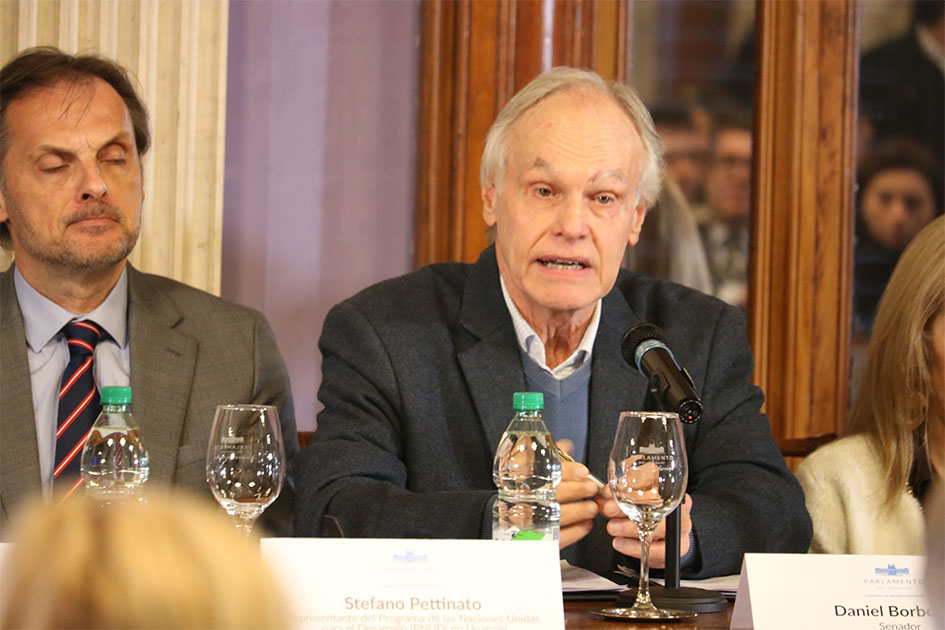 Daniel Borbonet, senador de la República exponiendo 