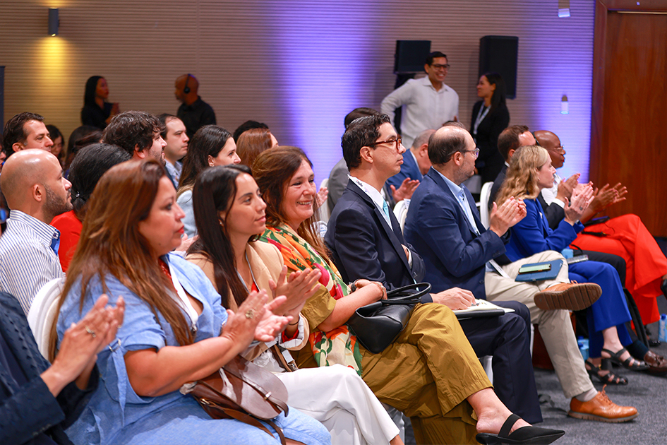 Tercera Cumbre Ministerial y de Altas Autoridades sobre la Ética de la Inteligencia Artificial Publico en la sala mirando al frente y aplaudiendo
