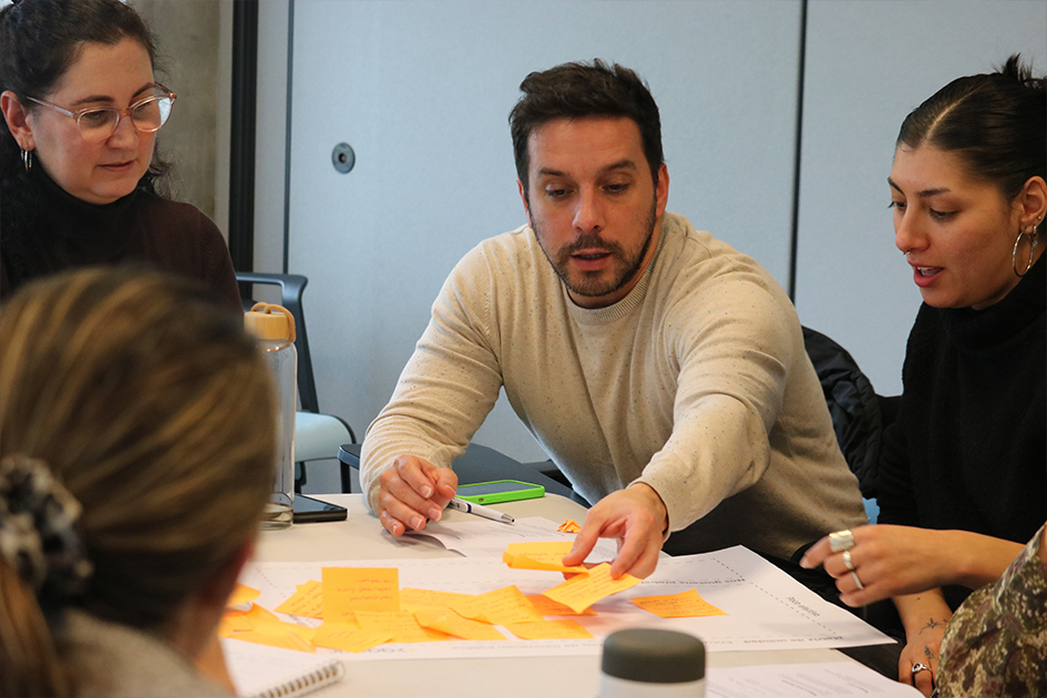 Encuentro con laboratorios de innovación pública Una persona pegando un post-it